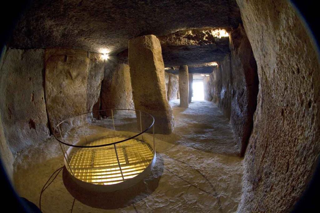 Interior de la Cueva de Menga Cueva de Menga, en el Parque Megalítico de Antequera.