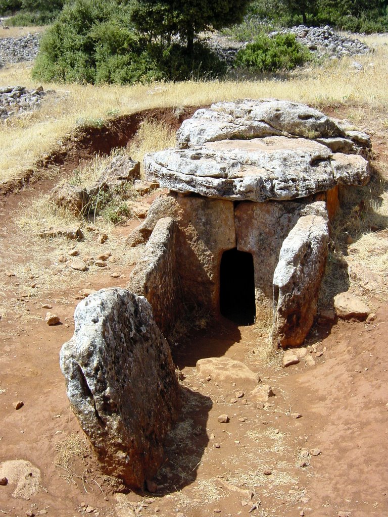 Dolmen en Montefrío Dolmende la Camarilla en la Estación Megalítica de la Peña de los Gitanos, en Montefrío.