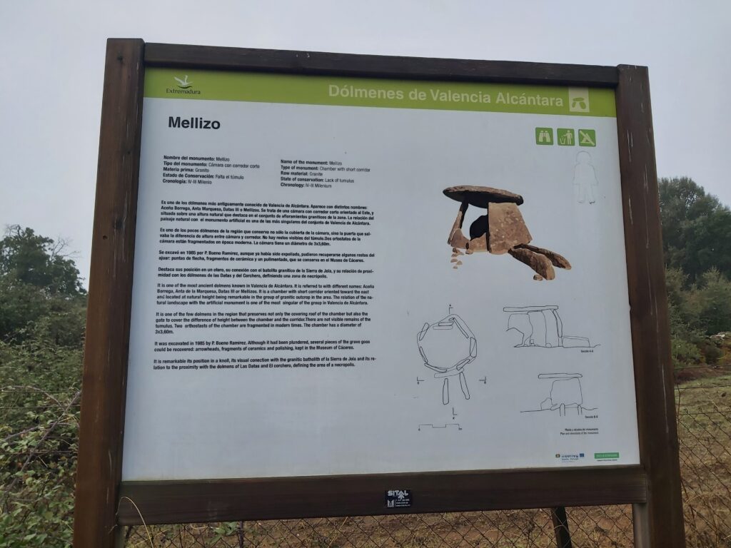 Cartel del Dolmen de Los Mellizos o de La Marquesa en Valencia de Alcántara (Cáceres).