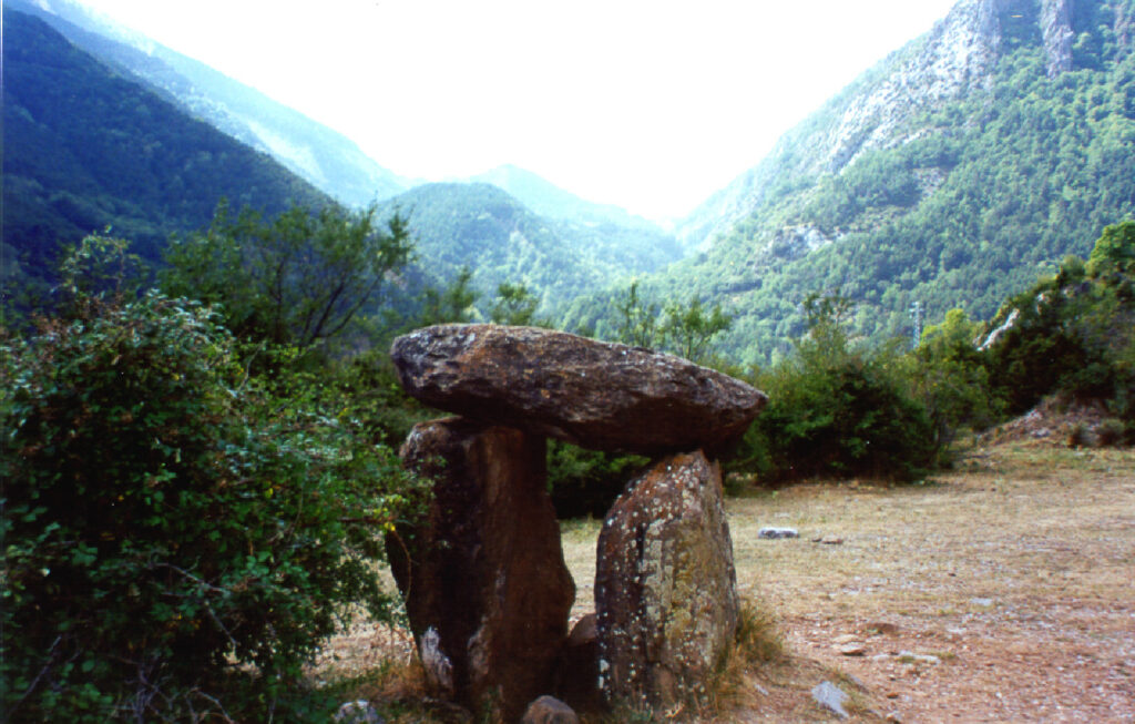 Dolmen de Santa Elena Dolmen de Santa Elena, en un lugar privilegiado del Pirineo.