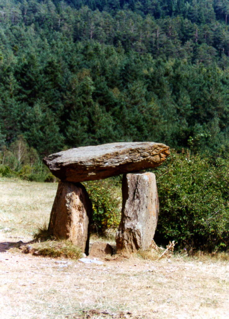 Dolmen de Santa Elena en Huesca. El Dolmen de Santa Elena conserva sólo el trilito, lo que lo hace muy peculiar.
