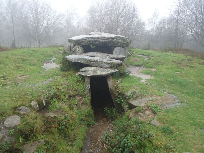 Dolmen de Chan de Arquiña El Dolmen de Chan de Arquiña está situado en el macizo que separa la Ría de Vigo de la Ría de Arosa. Enclavado en un paraje de ensueño, conserva un gran túmilo, y cámara y corredor con sus cubiertas.