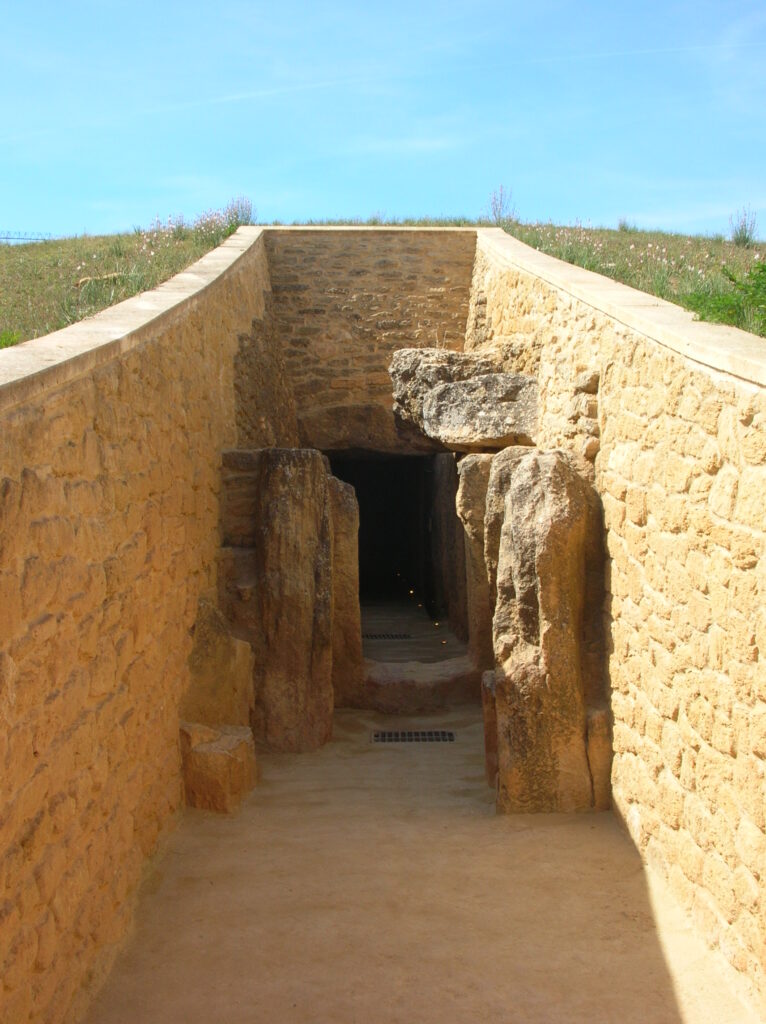 Dolmen de Viera en el Parque Megalítico de Antequera Dolmen de Viera en Antequera, Málaga.
