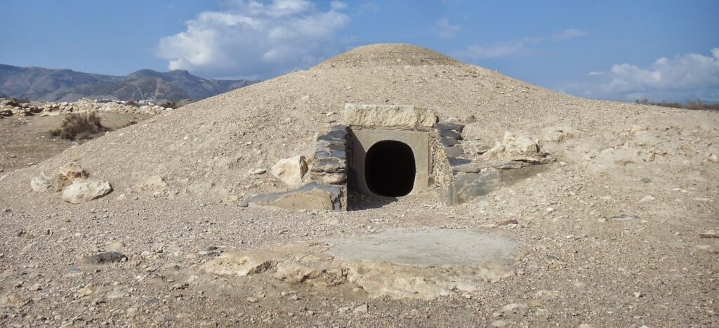 El Tholos de Los Millares es una bonita reconstrucción de los tholoi calcolíticos, tan comunes en la cuenca mediterránea, y que se caracterizan por ser dólmenes de falsa cúpula de mampostería y puerta horadada.