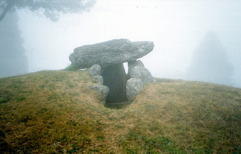 E. complicado imaginarse un dolmen de tantta calidad en un núcleo urbano como el de Vigo. El Dolmen do Mexioeiro posee un túmulo mut cuidado y una estructura perfecta.
