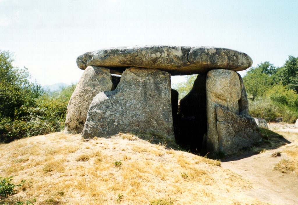 Casiña de la Moura. El Encoro de Salas en Muiños es un excepcional paraje para observar las dos cámaras mejor conservadas y de fácil acceso de Galicia, como es La Casiña de la Moura.