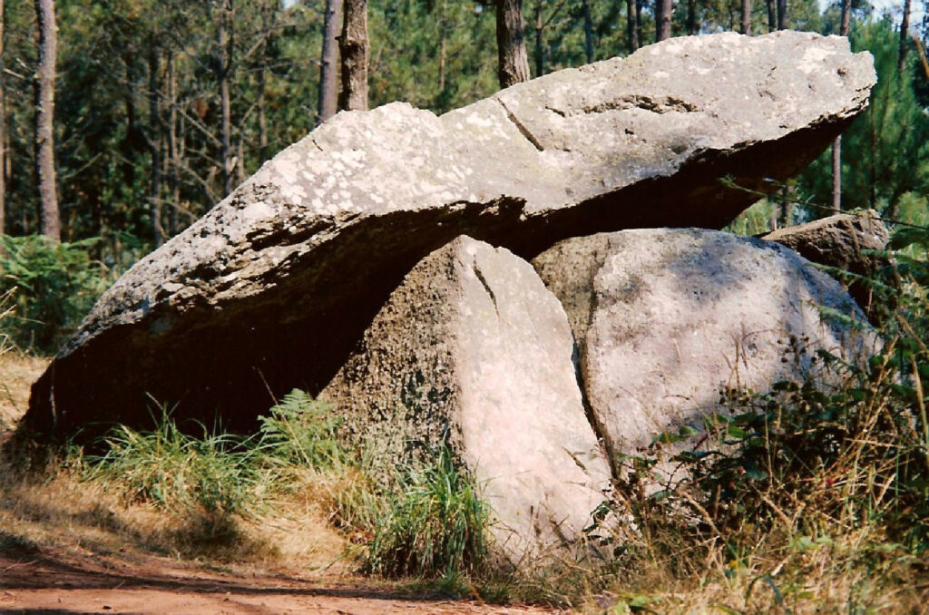 Dolmen Pedra da Arca. La comarca de Bergantiños, norte de la Costa da Morte, alberga numerosos dólmenes, como éste de Dolmen Pedra da Arca, que es muy accesible.