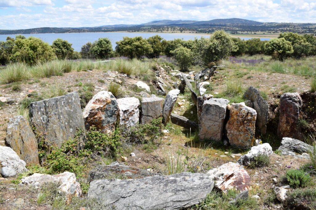 El Dolmen de El Teriñuelo de Aldeavieja de Tormes se encuentra en la ribera del Embalse de Santa Teresa. Su cámara circular y su gran corredor reafirman la conexión megalítica entre la Meseta y Portugal