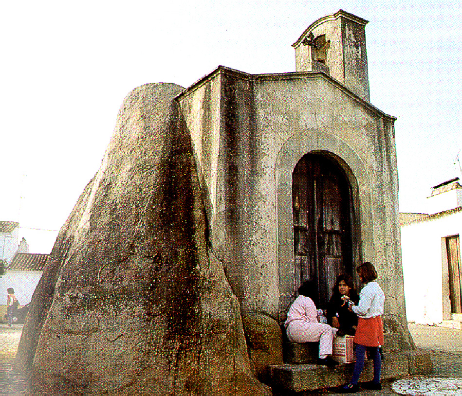 Anta Capela de Sao Dinis El Anta Capela de Sao Dinis está enclavado en medio de una localidad alentejana, Pavía, que alberga numerosos megalitos.