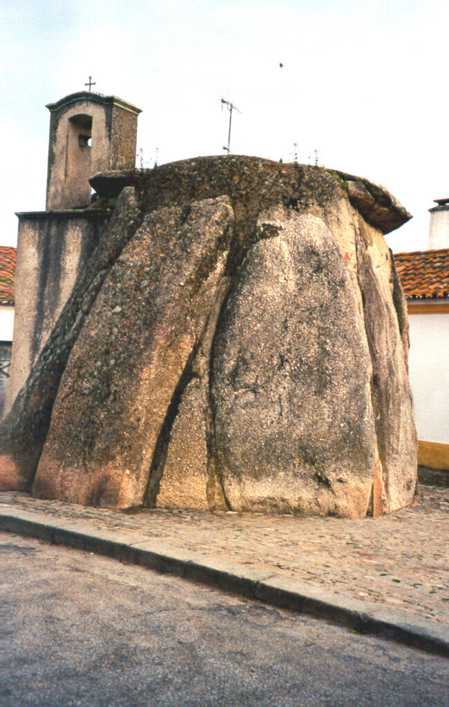 Anta Capela de Sao Dinis. Anta Capela de Sao Dinis en Pavia (Mora, Évora). La reutilización, como en Sao Brissos, de un enterramiento, en un lugar sagrado. Ortostatos hechos paredes.