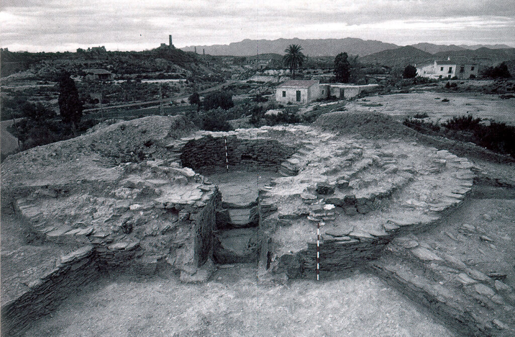 Tholos de la Encantada. Necrópolis de Almizaraque. Las Herrerías. El Tholos de la Encantada, así como la Necrópolis de Almizaraque se encuentra en Las Herrerías, pedanía de Cuevas de Almanzora (Almería). El Tholos de La Encantada, megalito calcolítico, ha perdido la falsa cúpula, pero mantiene toda la estructura de mampostería.