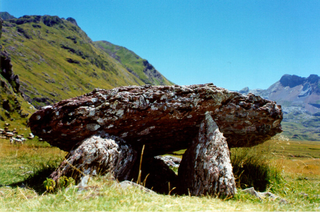 Dolmen de Achar de Aguas Tuertas Dolmen de Achar de Aguas Tuertas, cista en pleno valle glaciar.