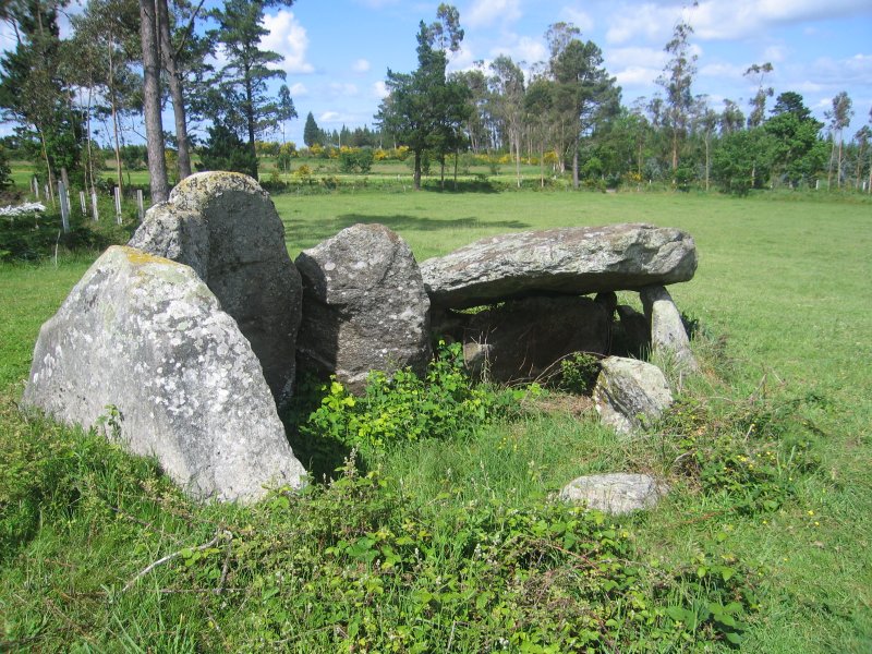 Anta a Mina da Parxubeira. Anta a Mina da Parxubeira nos recuerda la concentración de dólmenes en toda la Costa da Morte.