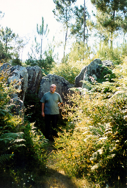 El Anta de Argalo es un regalo dedicado a mis dos ídos locales, Xan Fernández y el Profesor Agráfoxo, ámbos noienses ilustres que han hecho más por los dólmenes gallegos que otros catedráticos de más alcurnia.