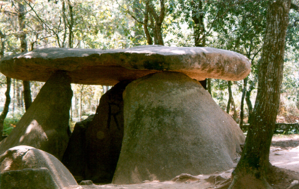 El Dolmen de Axeitos es el mejor exponente de cámara simple con cubierta perfecta, y es junto a Dombate, el megalito más conocido de Galicia. Barbanza no desilusiona.