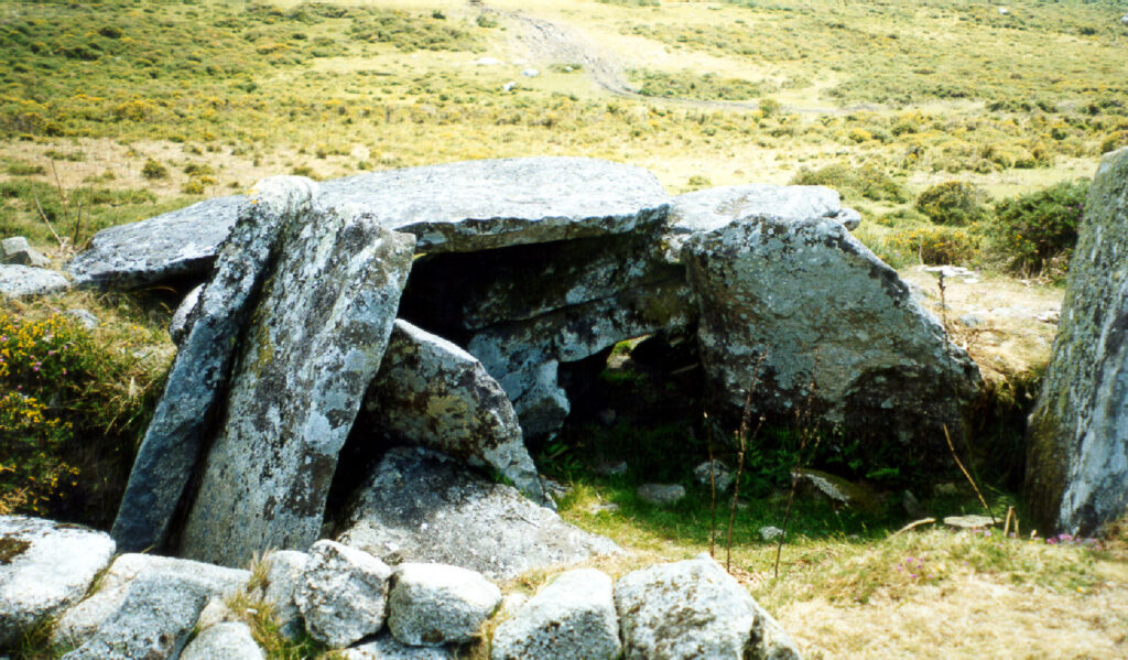 El Arca de Barbanza es un ejemplar enorme que posee derruída la cubierta. Barbanza es el territorio entre la Ría de Arosa y la Ría de Noya, y alberga numerosos megalitos.