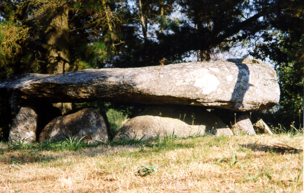 El Dolmen de Cabaleiros El Dolmen de Cabaleiros, en las estribaciones de la Costa da Morte, es quizá la cámara exterior mejor conservada de la comarca.