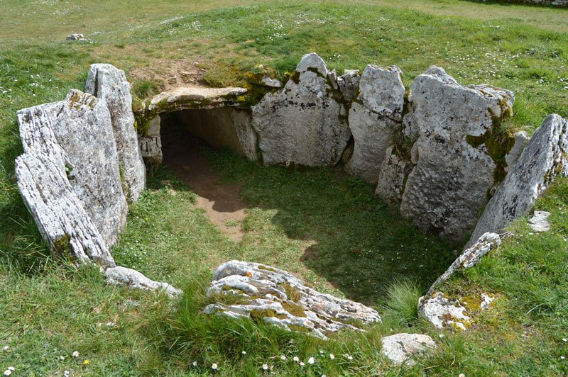 Dolmen de La Cabaña en Sargentes de La Lora El Dolmen de La Cabaña está en Las Loras (Páramos de Burgos al Sor del Ebro), enclavado este parque megalítico declarado de interés mundial por La Unesco. En muy pocos kilómetros hay cinco dólmenes de cámara circular con corredor largo y túmulo bien conservado (La Cotorrica ,Valdemuriel, La Cabaña, El Moreco y Las Arnillas). Además el área de La Cabaña, perteneciente a Sargentes de La Lora, posee un centro de interpretación sobre megalitismo y múltiples explotaciones petrolíferas.