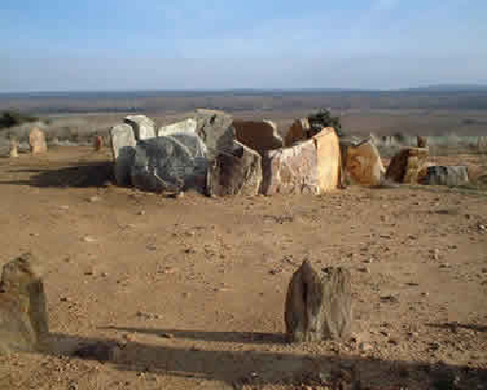 Dolmen El Casetón de los Moros en Arrabalde. Dolmen El Casetón de los Moros está en el Valle del Río Eria, paralelo al núcleo del Río Vidriales, y ambos conjuntos pueden considerarse una misma zona megalítica.