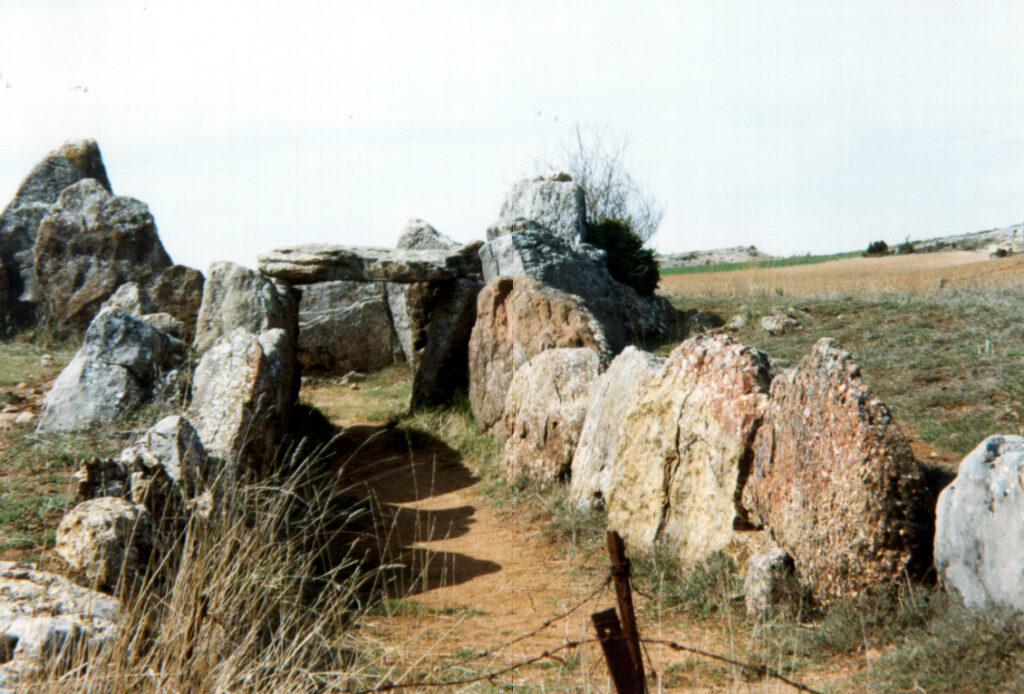 Dolmen de Cubillejo de Lara o Dolmen de Mazariegos. El Dolmen de Cubillejo de Lara o dolmen de Mazariegos está enclavado en la parte baja de un valle. Ello no es raro en la Meseta Norte, como también se observa en Bernuy Salinero.