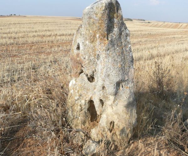 El Menhir de Mazarete se encuentra próximo al Dolmen de Aguilar de Anguita y a los túmulos del Valle de Ambrona en la comarca de Medinaceli (Soria).