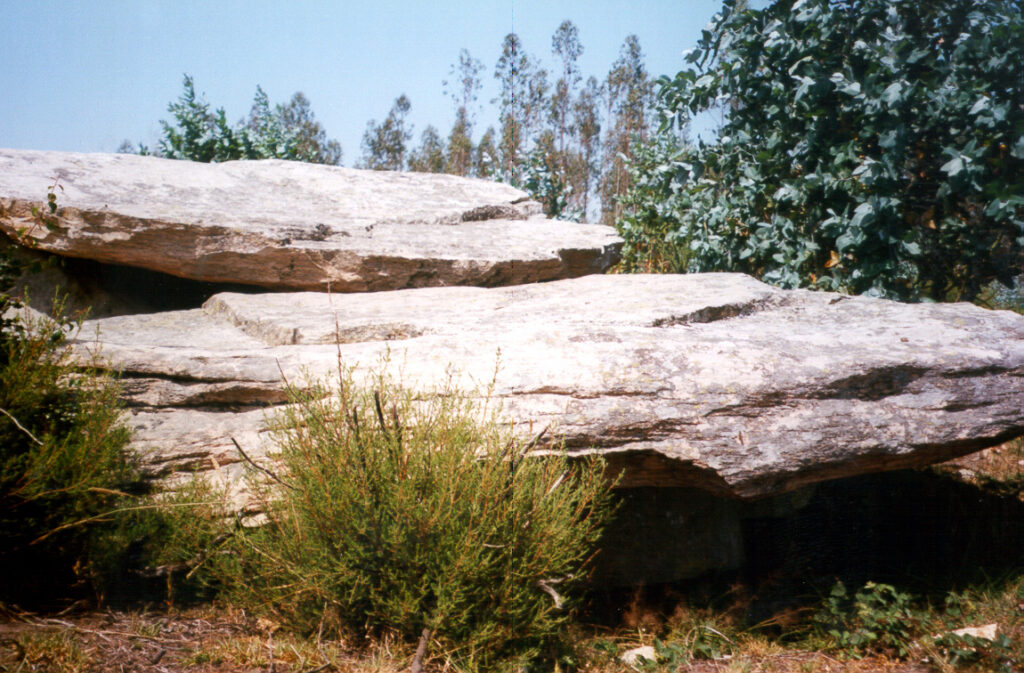 Dolmen da Arca da Piosa en los montes del sur de la Costa da Morte.