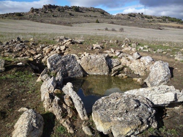El Dolmen de Portillo de las Cruces se encuentra en la localidad de Aguilar de Anguita, muy próximo al Menhir de Mazarete y a los túmulos del Valle de Ambrona en la comarca de Medinaceli (Soria). Se trata de una típica cámara con corredor largo, sin restos de túmulo, y en un grado de degradación importante. SOS a este dolmen.