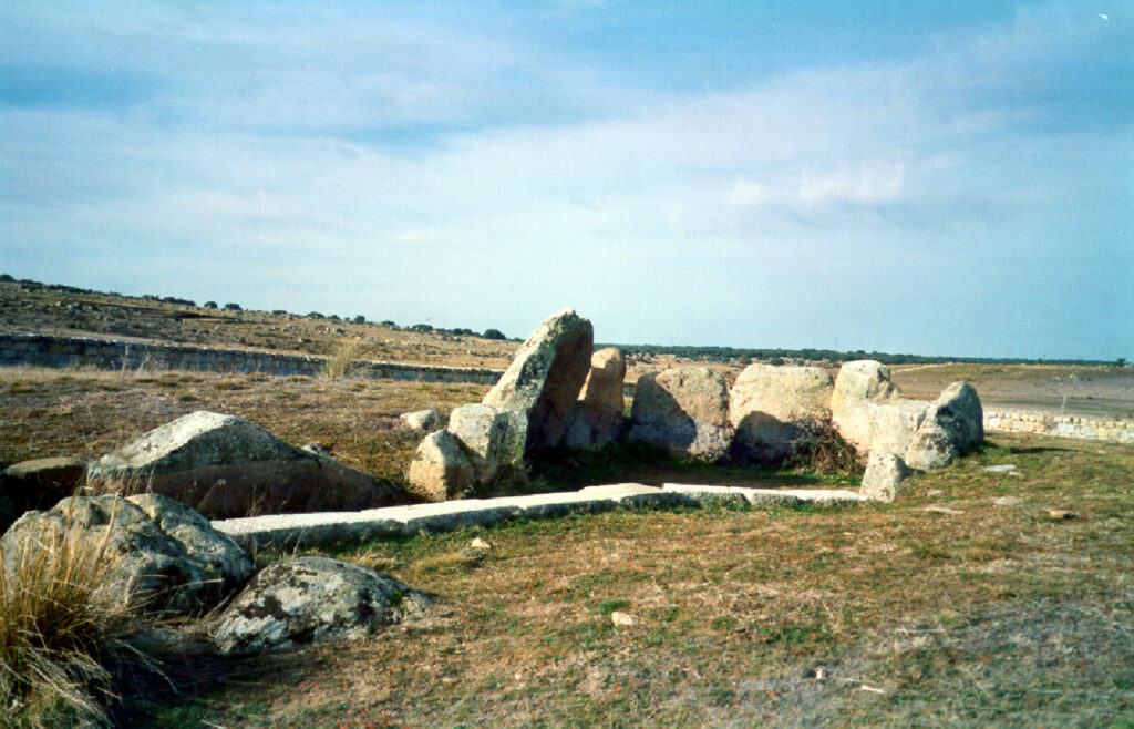 Dolmen del Prado de las Cruces en Bernuy Salinero (Ávila). El Dolmen del Prado de las Cruces en Bernuy Salinero en uno de los muchos yacimientos neolíticos que se encuentran diseminados en el valle del Río Amblés. Su fácil acceso nos permite observar un típico dolmen de la Meseta Norte.