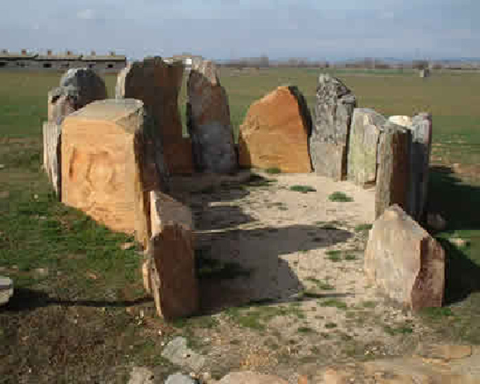 Dolmen de las Peñezuelas En muy pocos cientos de metros encontramos, en la cuenca del Río Vidriales, próximos a Granicillos (Zamora) al Dolmen de las Peñezuelas y al de San Adrián.