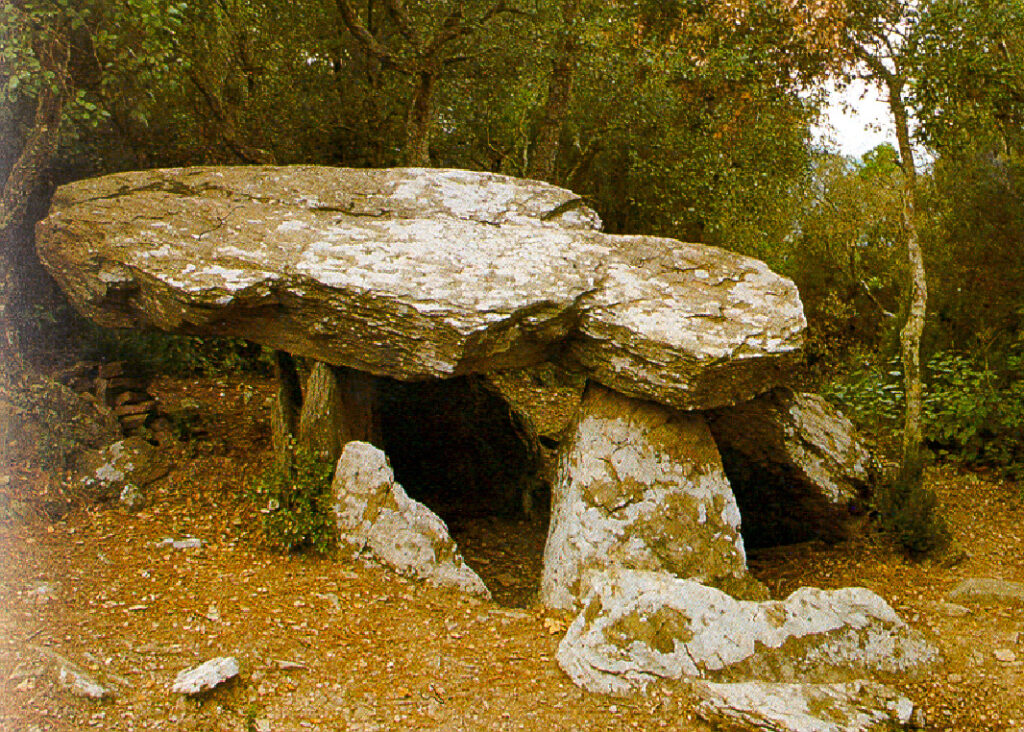 Dolmen de Els Tres Peus. Ruta megalítica de les Gavarres. Dolmen de Els Tres Peus. Ruta megalítica de les Gavarres.