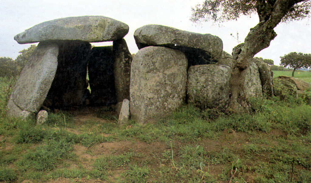 Anta da Herdade Das Cabeças. El Anta da Herdade Das Cabeças es uno de los dólmenes más completos de la Península Ibérica.