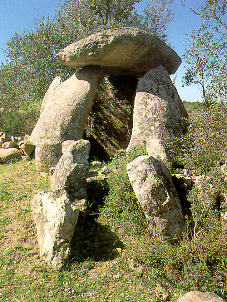 Anta da Herdade da Chaminé. Anta da Herdade da Chaminé: Magnífico ejemplar de dolmen con cámara poligonal y corredor corto.