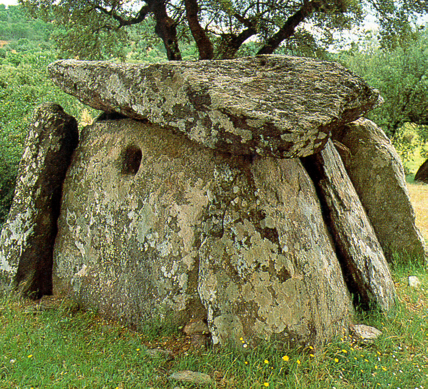 Anta de Candieira en Aldeia da Serra. La existencia de una ventana (agujero) en un gran ortostato de la cámara, han hecho de este dolmen uno de los más visitados del Alentejo.