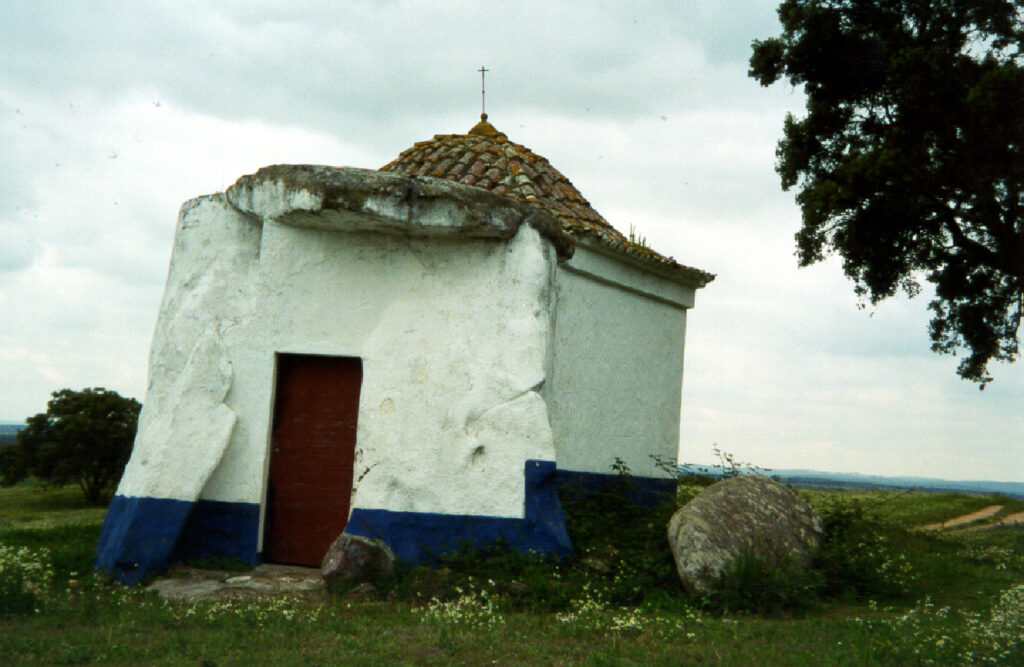 Anta Capela de Sao Brissos La Anta Capela de Sao Brissos es un ejemplo de reutilización de un megalito. Quizá lo más fácil era volver a usar sus piedras una vez destrozado tras un expolio, pero en Sao Brissos, en Escoural, fueron más prácticos: una puerta, y el monumento sigue vivo.