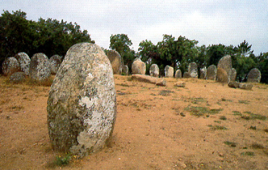 El Cromlech dos Almendres es una alineamiento de menhires en círculos, que ocupa una gran superficie no muy lejos de Évora.