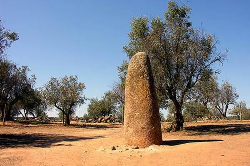 Menhir dos Almendres, pasada la aldea, camino al Cromlech más famoso del Sur de Europa.