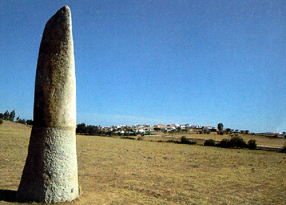 El Menhir de Bulhoa, cerca de Telheira, es un menhir troncónico reconstruído, con interesantes grabados.