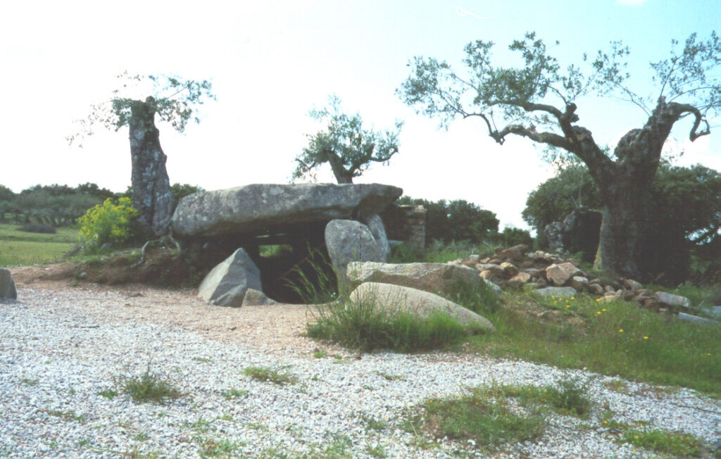 Anta 2 do Olivar da Pega es uno de los monumentos que se encuentran en los campos de Reguengos.