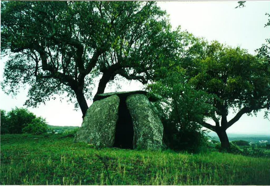 Anta de Candieira. El Anta de Candieiraen Aldeia da Serra está en un alto en medio de la dehesa.