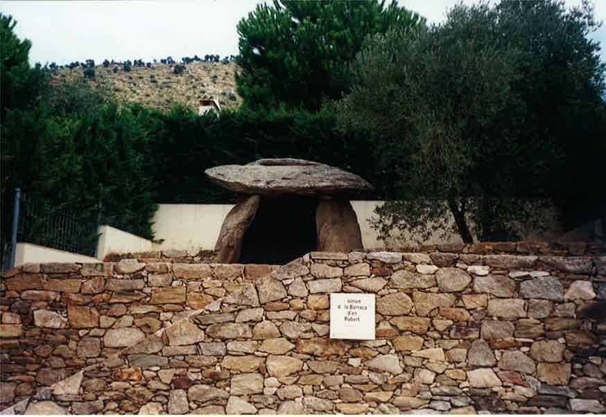 Dolmen de la Barraca d´en Rabert. Dolmen de la Barraca d´en Rabert en Pau.