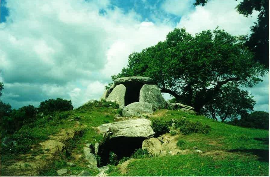 Anta 1 de Comenda da Igreja. Vista general del túmulo del Anta 1 de Comenda da Igreja, lo que permite observar su magnífica cámara con cubierta, y su larguísimo corredor.