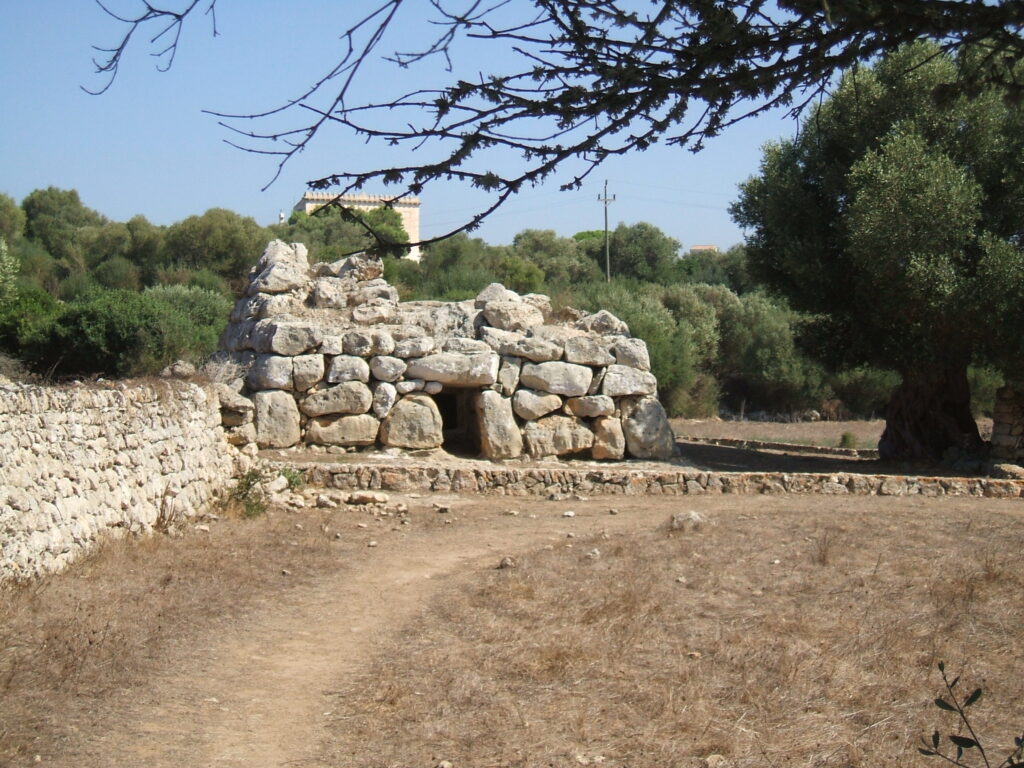 Naveta de Rafel Rubí en Alaior. Naveta de Rafel Rubí en Alayor.