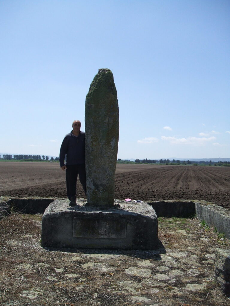 A Pedralta Con tres metros de altura A Pedralta destaca en una zona de escasos monumentos