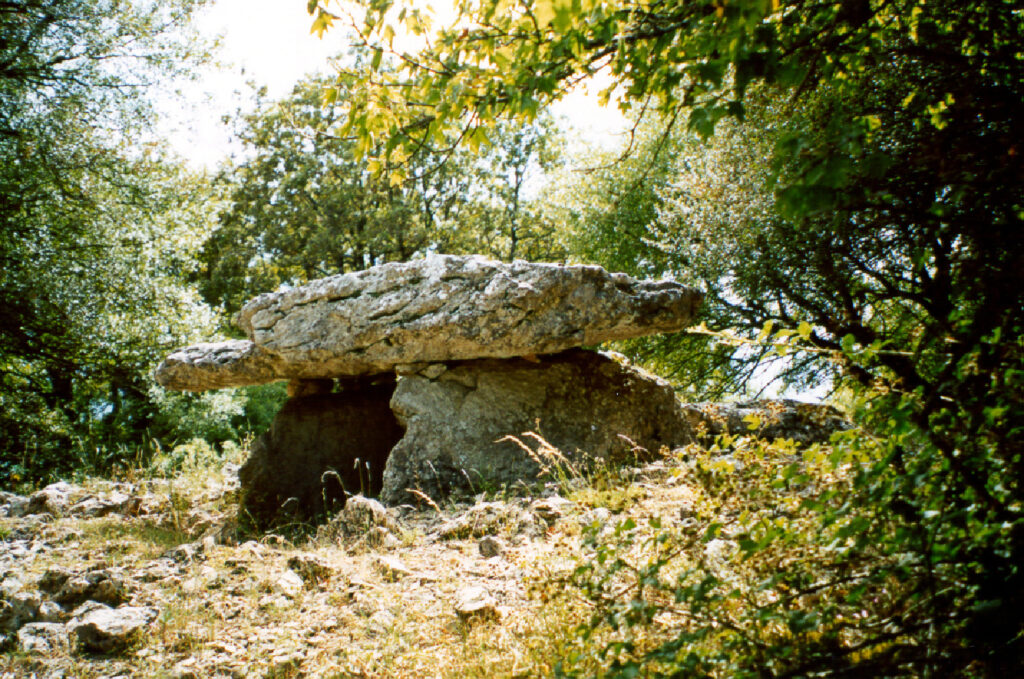 El Dolmen de Artzábal, junto al de Larrázpil, son los mejor conservados de Urbasa y Aralar. Ámbos están en la ladera Norte de La Barranca.