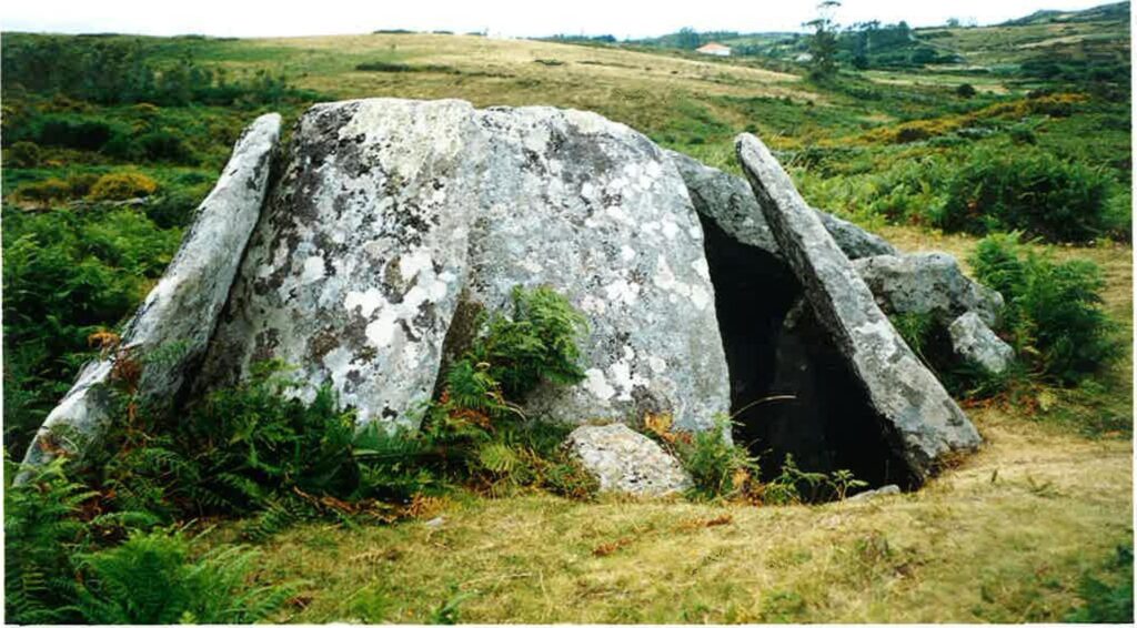 La Casota del Páramo conserva la cámara poligonal de gran tamaño. Barbanza es un gran parque megalítico.