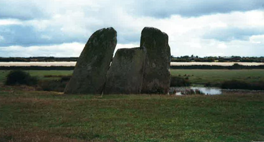 El Dolmen de la Nava del Hito en Lumbrales. El Dolmen de la Nava del Hito fue estudiado en los años setenta por los Profesores Santonja y Delibes. Sus gigantes ortostatos nos recuerdan ejemplares alentejanos y beiranos.