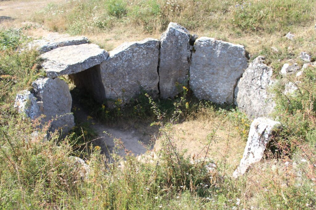 Dolmen de El Moreco en Las Merindades El Dolmen de El Morueco está en Las Merindades (Parte Noreste de Las Loras), enclavado este parque megalítico declarado de interés mundial por La Unesco. En muy pocos kilómetros hay cinco dólmenes de cámara circular con corredor largo y túmulo bien conservado ( La Cotorrica ,Valdemuriel, La Cabaña, El Moreco y Las Arnillas).