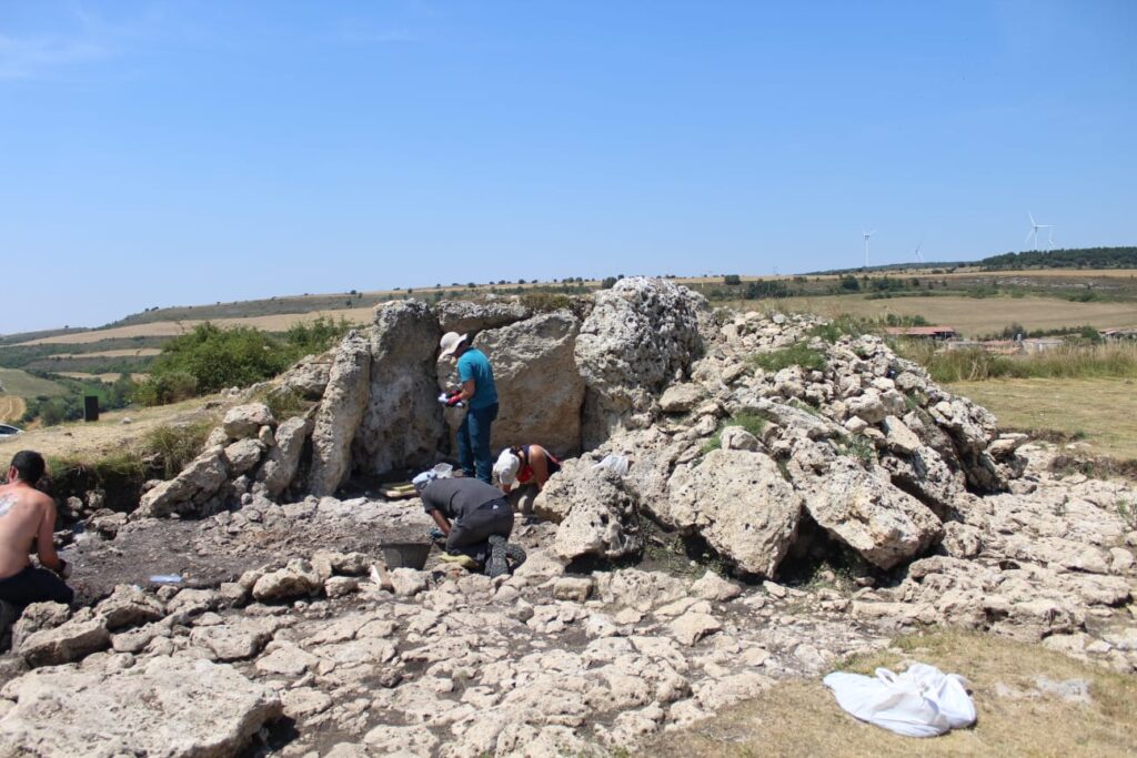 Dolmen del Pendón de Reinoso El Dolmen del Pendón de Reinoso lleva en 2021 tres campañas de excavaciones de la Universidad de Valladolid. Los restos de cámara y su importante túmulo han protegido sorprendentemente cientos de hallazgos óseos y de ajuar, que han hecho que Reinoso tenga su posición en el Mundo.