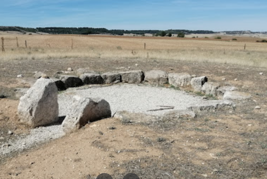 Dolmen de los Zumacales El Dolmen de los Zumacales está situado entre tierras de cultivos al Norte de Simancas, y al norte de unos nuevos barrios de lujo de Valladolid. Como megalíto sólo nos muestra una planta reconstuída que perfila un megalito de cámara circular con corredor.