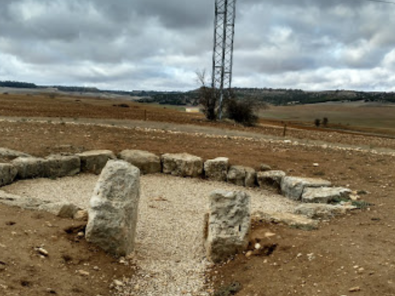 Dolmen de los Zumacales en Simancas El Dolmen de los Zumacales sorprende por haberse mantenido entre tierras tan cultivadas y transitadas, y tiene gran sentido su ubicación para demostrar el continium entre los núcleos megaliticos del oeste y del este de la Meseta Norte.